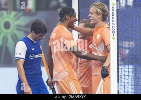 BHUBANESWAR - Justen Blok (NED) marque et célèbre avec Terrance Pieters (NED) pendant le match pays-Bas contre le Chili à la coupe du monde de hockey en Inde. AP WILLEM VERNES Banque D'Images