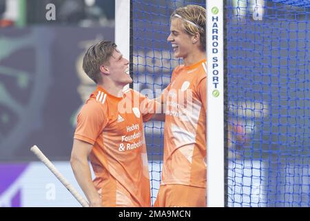 BHUBANESWAR - Justen Blok (NED) marque et célèbre avec Koen Bijen (NED) pendant le match pays-Bas contre le Chili à la coupe du monde de hockey en Inde. AP WILLEM VERNES Banque D'Images