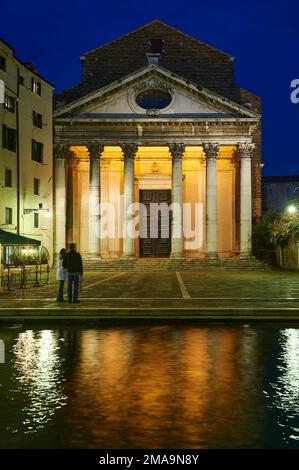 Couple à Venise au crépuscule contemplant la façade de l'église de SAN Niccolò DA TOLENTINO Banque D'Images