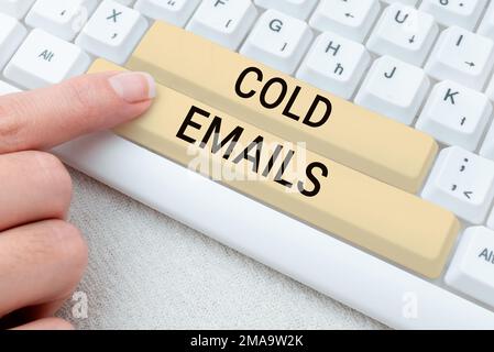 Inspiration montrant des e-mails froids de signe. Word pour les e-mails non sollicités envoyés à un destinataire sans contact préalable Banque D'Images