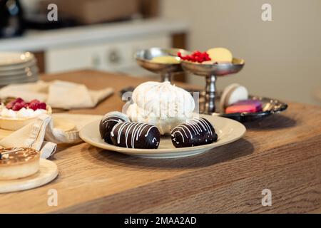 Gâteau de pommes de terre et meringue sur la table.Sweet table en vacances Banque D'Images