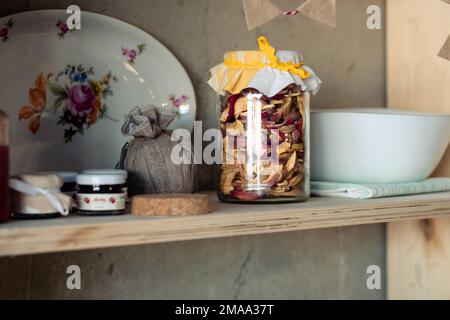 pommes séchées dans un pot et confiture sur une étagère. Étagère à aliments rustique Banque D'Images