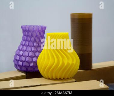 Plusieurs modèles abstraits multicolores différents imprimés sur une imprimante 3D sur la table Banque D'Images