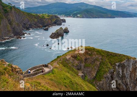 Vue sur les rochers avec l'horizon en arrière-plan Banque D'Images