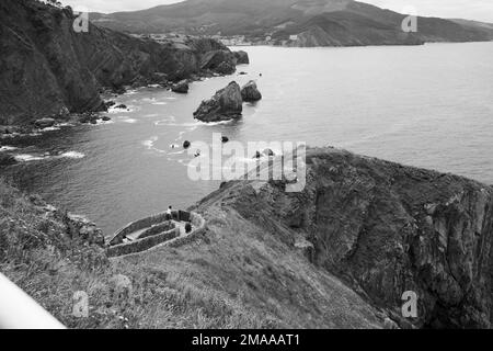 Vue sur les rochers avec l'horizon en arrière-plan Banque D'Images