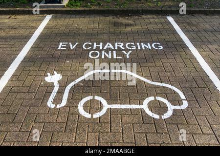 Le panneau peint sur la route dans le parking indique « charge EV uniquement ». Banque D'Images