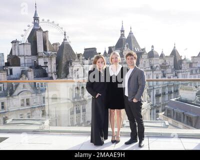 (De gauche à droite) la productrice Kristie Macosko Krieger, Michelle Williams et Gabriel LaBelle lors d'une séance photo pour les Fabelmans, à l'hôtel Corinthia de Londres. Date de la photo: Jeudi 19 janvier 2023. Banque D'Images