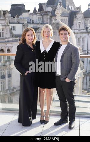 (De gauche à droite) la productrice Kristie Macosko Krieger, Michelle Williams et Gabriel LaBelle lors d'une séance photo pour les Fabelmans, à l'hôtel Corinthia de Londres. Date de la photo: Jeudi 19 janvier 2023. Banque D'Images