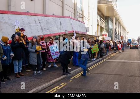 Hôpital Royal Sussex, Kemptown, Brighton, East Sussex, Royaume-Uni. Grève syndicale du Collège royal des infirmières pour une meilleure rémunération et des conditions de travail à l'Hôpital Royal Sussex de Brighton dans le cadre d'un conflit industriel national. L'image présente une ligne de piquetage à l'extérieur à l'heure du déjeuner le 19th janvier 2023. David Smith / Alamy Live News Banque D'Images