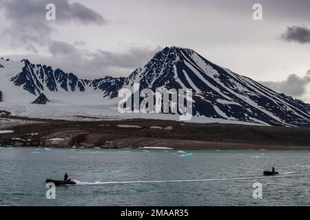 Expédition navire de croisière Greg Mortimer dans l'archipel de Svalbard, dans l'Arctique de la Norvège. Croisière en zodiaque à Lilliehookbreen. Les glaciers fondent lentement en raison de la cl Banque D'Images