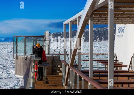 Tourisme a pris des photos dans le pont principal du navire de croisière Greg Mortimer dans l'archipel de Svalbard, en Norvège arctique. Banque D'Images