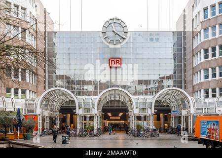 Gare principale de Düsseldorf, entrée Bertha-von-Suttner-Platz Banque D'Images