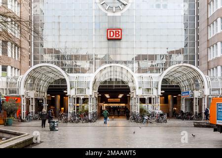 Gare principale de Düsseldorf, entrée Bertha-von-Suttner-Platz Banque D'Images