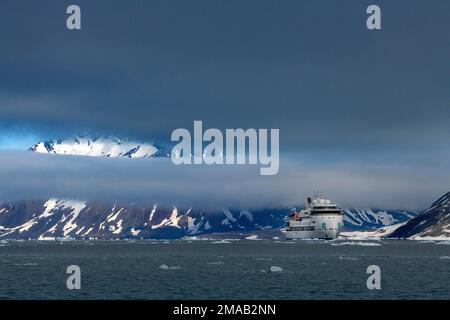 Expédition navire de croisière Greg Mortimer dans l'archipel de Svalbard, dans l'Arctique de la Norvège. Magnifique paysage montagnes dans le glacier Samarinbreen, le fjord Hornsund, Banque D'Images