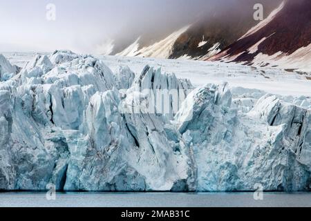 Glacier Samarinbreen, fjord Hornsund, archipel de Svalbard, Norvège arctique. Expédition bateau de croisière Greg Mortimer dans l'archipel de Svalbard, dans le Nord arctique Banque D'Images