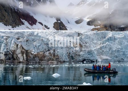 Excursion en bateau dans le Zodiac à Samarinbreen Glacier, Hornsund Fjord, Archipel du Svalbard, Norvège arctique. Navire de croisière d'expédition Greg Mortimer à Svalbard Banque D'Images
