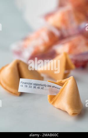 Des cookies de fortune avec une note de fortune dans celui à l'avant. Banque D'Images