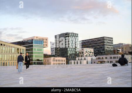 Vue sur le toit de l'Opéra d'Oslo au bureau de Barcode Project et aux immeubles d'appartements à Bjorvika, dans le centre d'Oslo, en Norvège. Banque D'Images