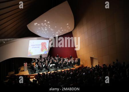 Luxembourg. 17th janvier 2023. Des membres de l'harmonie municipale de Mondercange se sont produits lors du spectacle de danse et de musique du nouvel an chinois 2023 « Beauty Beyond Words » à la salle de concert Philharmonie Luxembourg, à Luxembourg, le 17 janvier 2023. Credit: Zheng Huansong/Xinhua/Alay Live News Banque D'Images