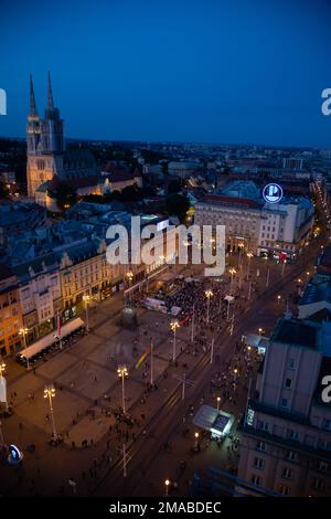 26.05.2016, Croatie, Zagreb, Zagreb - place Ban-Jelacic, place centrale de la ville, cathédrale de Zagreb sur la gauche. 00A160526D161CAROEX.JPG [MODÈLE Banque D'Images