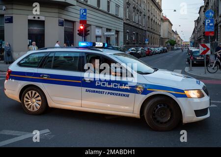 26.05.2016, Croatie, Zagreb, Zagreb - la police bloque temporairement une rue à cause d'une marche. 00A160526D091CAROEX.JPG [VERSION DU MODÈLE : NON, MODÈLE RELEA Banque D'Images