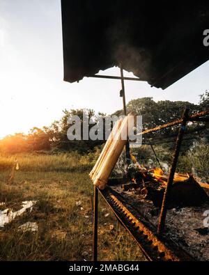 La fabrication de Lemang, la nourriture traditionnelle malaisienne de riz collant cuit dans des feuilles de bambou et de banane. Banque D'Images