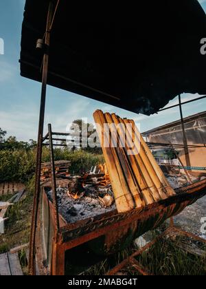 La fabrication de Lemang, la nourriture traditionnelle malaisienne de riz collant cuit dans des feuilles de bambou et de banane. Banque D'Images