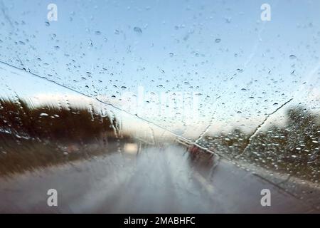 02.10.2022, Allemagne, Saxe-Anhalt, Burg - mauvaise visibilité sur l'autoroute sous la pluie en raison d'un essuie-glace usé. 00S221002D872CAROEX.JPG [MOD Banque D'Images