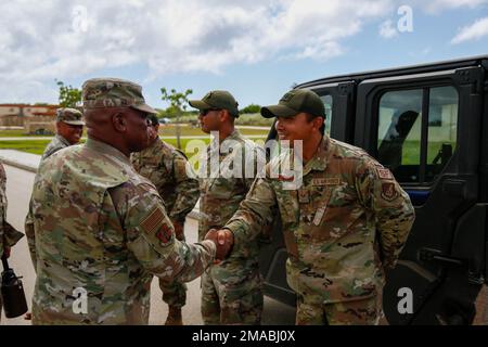 Tony L. Whitehead, conseiller principal inscrit au poste de chef du Bureau de la Garde nationale, visite des membres de la Garde nationale de Guam sur l'île de Guam 24 mai 2022. Banque D'Images