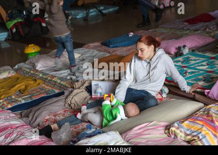 15.04.2022, Ukraine, Oblast, Lviv - les réfugiés ukrainiens de guerre. Abri de mère d'enfant dans la gare principale de Lviv. Jeune mère avec son bébé. Atte Banque D'Images