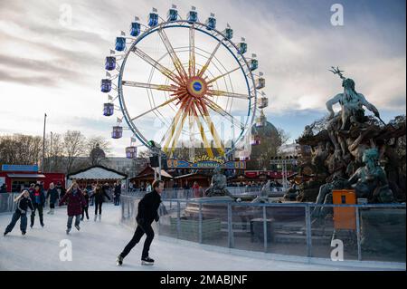 27.11.2022, Allemagne, , Berlin - les visiteurs patinent sur la patinoire autour de la fontaine Neptune au marché de Noël de Berlin à Alexanderplatz, W Banque D'Images