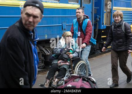 15.04.2022, Ukraine, Oblast, Lviv - les réfugiés ukrainiens de guerre sont reçus et pris en charge par des volontaires sur la plate-forme de la gare principale. Personnes âgées Banque D'Images