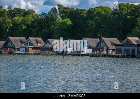 01.09.2022, Allemagne, Mecklembourg-Poméranie occidentale, Schwerin - Bootshaeuser am Ziegelsee, dans les années 70, certaines sections de la rive ont été développées avec M. Banque D'Images