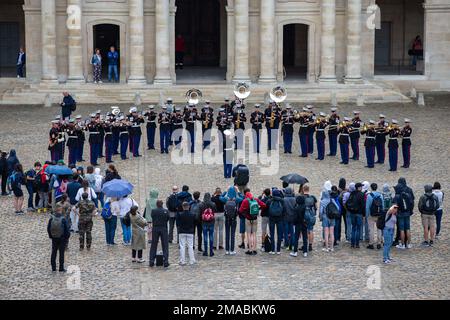 Les Marines des États-Unis avec la bande de la Division Marine 2D se produit aux Invalides à Paris, France, 24 mai 2022. Le but de leur visite aux Invalides était de se produire pour les vétérans handicapés de l'armée française qui ont été blessés en guerre. Banque D'Images