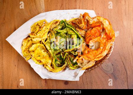 Cuisine indienne. Naan cuit au four avec paprika, menthe et fromage Banque D'Images