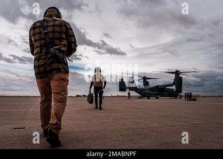 Sam Eckholm, créateur de contenu multimédia, est à bord d'un avion de troteur de caution CV-22 de l'escadron des opérations spéciales 20th sur la base aérienne de Cannon, N.M., 24 mai 2022. L'escadre des opérations spéciales de 27th s'est associée à Eckholm pour mettre en valeur l'état de préparation et la pertinence de l'escadre dans les conflits futurs. Banque D'Images