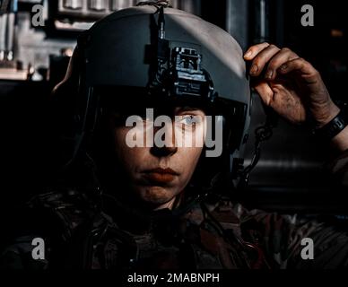 ÉTATS-UNIS Le Sgt. Kaitlin Larsen, Escadron des opérations spéciales 20th CV-22 Osprey Tiltrotor aviateur de missions spéciales, sécurise son casque sur le champ de répartition de la Force aérienne Melrose, N.M., 24 mai 2022. L'escadre des opérations spéciales de 27th s'est associée à Sam Eckholm, créateur de contenu multimédia, pour mettre en valeur la préparation et la pertinence de l'escadre dans les conflits futurs. Banque D'Images