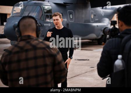 Sam Eckholm, créateur de contenu multimédia, enregistre des commentaires vidéo devant un avion de l'escadron des opérations spéciales CV-22 Osprey Tiltrotor de 20th sur la base aérienne de Cannon, N.M., 24 mai 2022. L'escadre des opérations spéciales de 27th s'est associée à Eckholm pour mettre en valeur l'état de préparation et la pertinence de l'escadre dans les conflits futurs. Banque D'Images