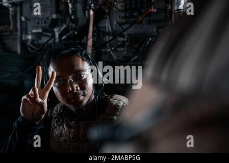 Washington Chua, producteur de contenu multimédia, s'insère dans un avion de tiltrotor de l'escadron des opérations spéciales 20th CV-22 Osprey sur la base aérienne de Cannon, N.M., 24 mai 2022. L'escadre des opérations spéciales de 27th s'est associée à Sam Eckholm, créateur de contenu multimédia, pour mettre en valeur la préparation et la pertinence de l'escadre dans les conflits futurs. Banque D'Images