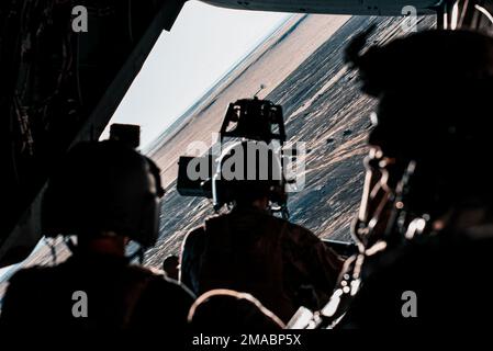 Sam Eckholm (à gauche), créateur de contenu multimédia, est assis sur la rampe d'un avion de tiltrotor CV-22 Osprey de l'escadron des opérations spéciales 20th, au-dessus de la chaîne aérienne Melrose, N.M., 24 mai 2022. L'escadre des opérations spéciales de 27th s'est associée à Eckholm pour mettre en valeur l'état de préparation et la pertinence de l'escadre dans les conflits futurs. Banque D'Images