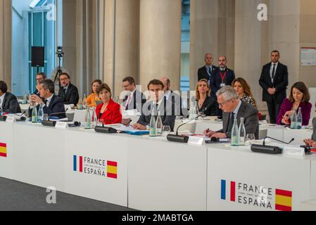 Barcelone, Espagne. 19th janvier 2023. Le président français Emmanuel Macron et ses ministres participent à la réunion du Sommet Espagne-France 27th. L'événement bilatéral, qui a lieu depuis 1987, a eu lieu au Musée MNAC de Barcelone et est un moyen pour les deux pays de renforcer leurs liens après une prise de gaz impliquant la construction d'un gazoduc. Crédit : SOPA Images Limited/Alamy Live News Banque D'Images