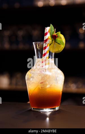 Limonade dans un carafe à la menthe et au citron vert. Banque D'Images