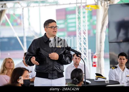 220524-N-YV347-1069 SAN PEDRO (24 mai 2022) CMRD. Philip Ujiie, de la Marine Recruiting Region West, exprime ses opinions concernant le programme STEM (Science, technologie, Ingénierie et Math Education) sur l'USS Iowa (BB-61) à San Pedro, ca. 24 mai 2022. LAFW est l'occasion pour le public américain de rencontrer leurs équipes de la Marine, du corps des Marines et de la Garde côtière et de découvrir les services maritimes de l'Amérique. Au cours de la semaine de la flotte, les membres du service participent à divers événements de service communautaire, présentent des capacités et de l'équipement à la communauté et apprécient l'hospitalité de Los Angeles et de ses environs Banque D'Images