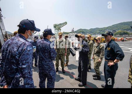 j.g. Lt Jeffrey Kramer, affecté au navire de transport amphibie de classe San Antonio USS New Orleans (LPD 18), parle aux marins affectés au commandant, aux activités de la flotte Sasebo (CFAS) et aux commandements des locataires locaux, le navire de contre-mesure de la mine de classe Avenger USS Warrior (MCM 10), Et le destroyer de missile guidé de classe Maya de la Force maritime d'autodéfense japonaise JS Haguro (DDG 180) lors d'une visite du navire 25 mai 2022. La tournée s'est déroulée dans le cadre de la Fleet week Japan 2022, un événement organisé à l'échelle du Japon par le commandant de la Marine Region qui vise à favoriser les relations entre les États-Unis Les installations de la Marine au Japon, les partenaires de JMSDF et m Banque D'Images