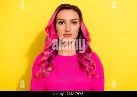 Photo de belle jeune fille calme visage vibrant brillant teint cheveux roses isolés sur fond jaune Banque D'Images