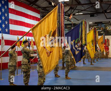 Les régiments et bataillons de l'équipe de combat de la Brigade blindée de 2nd, 1st Division d'infanterie, présentent les armes lors d'une cérémonie de changement de commandement 25 mai 2022, fort Riley, Kansas. La cérémonie a eu lieu en l'honneur du commandant sortant des États-Unis, en 2ABCT Le colonel de l'armée Thomas B. « Bull » Smith, et d'accueillir le nouveau commandant de 2ABCT, les États-Unis Colonel de l'armée Bryan M. Harris. Banque D'Images