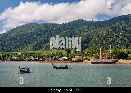 Deux bateaux à longue queue à l'extérieur de la vieille ville de Koh Lanta à Ko Lanta, Krabi, Thaïlande. 29 novembre 2022. Banque D'Images