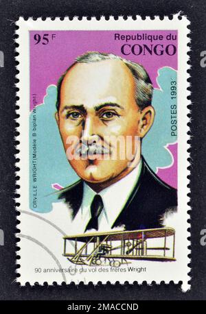 Timbre-poste annulé imprimé par Congo, qui montre Orville Wright et le modèle B biplan, vol motorisé, 90th anniversaire, vers 1993. Banque D'Images