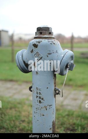 Gros plan d'une borne d'incendie rustique sur un arrière-plan flou Banque D'Images