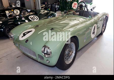 Le Vert, 1955, HWM, de Gregor Fisken et Martin Stretton, dans les fosses nationales, au Silverstone Classic 2022 Banque D'Images